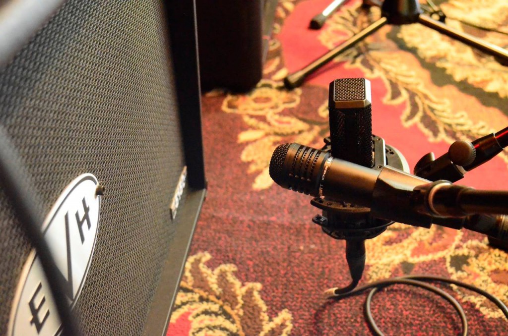 This image shows a MTP 440 DM and a LCT 550 recording an guitar amp
