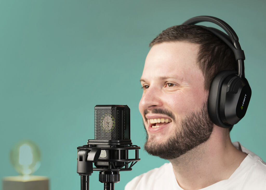 LCT 440 PURE and singer with headphones on