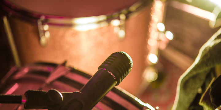 Microphone on a drum