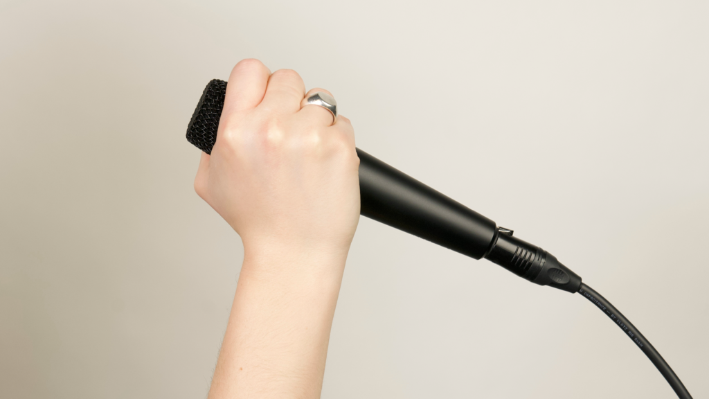Live vocal microphone cupping 