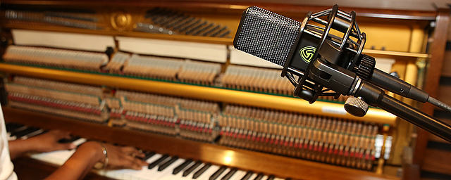 Recording upright piano in studio with the LCT 840 multi-pattern tube microphone