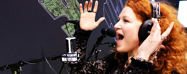 April sings through the LCT 440 PURE condenser microphone