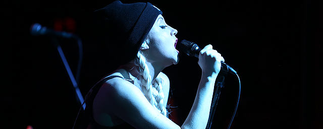 Christina Chriss on tour with her reference live vocal mic MTP 550 DM