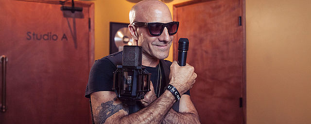 Kenny Aronoff with the MTP 440 DM and the LCT 940 FET/Tube studio microphone