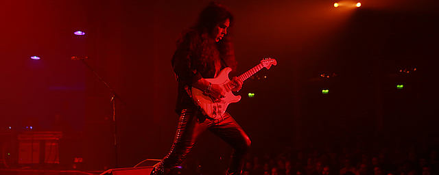 Yngwie Malmsteen uses the LEWITT MTP 550 DM vocal performance microphone live onstage