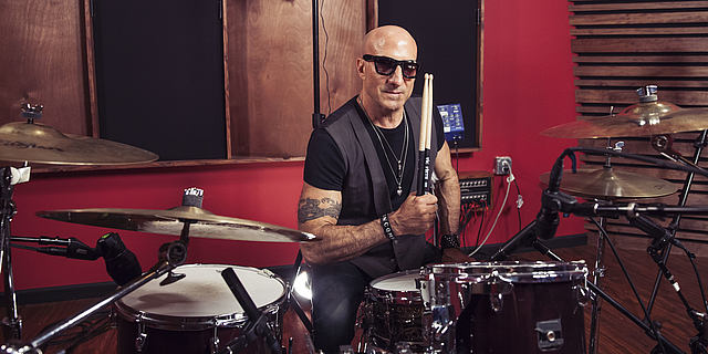 Kenny Aronoff lors du test de micros LEWITT