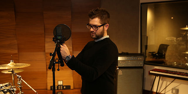 Atlantic records using microphones from LEWITT - like the  LCT 840 multi-pattern tube mic, the DTP 640 REX best studio kick drum microphone, and the LCT 550, quietest microphone in the world.