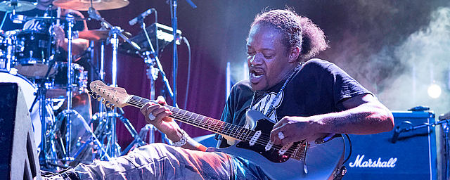 Eric Gales uses the MTP 550 DM best dynamic vocal microphone [Photo © Stern Thorburg]