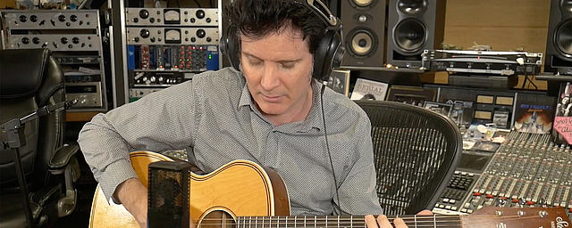 Warren Huart records acoustic guitar with the LCT 240 PRO microphone