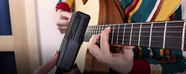 Michael Wynne recording acoustic guitar with the LCT 540 SUBZERO microphone