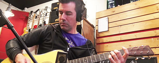 Pete Thorn using the LEWITT LCT 440 PURE to record acoustic guitar