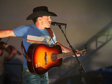 Aaron Watson using the MTP 940 CM condenser vocal mic on stage