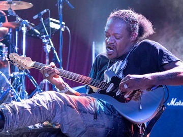 Eric Gales uses the MTP 550 DM best dynamic vocal microphone 