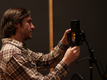 Luke Wooten using the LCT 940 FET TUBE microphone in Station West Studios