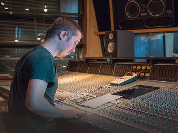 Metropolis Studioのサウンドエンジニア、アレックス・ロビンソン