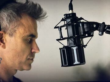 Robbie Williams with LCT 1040 