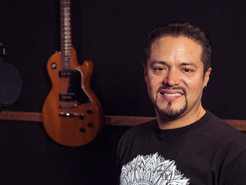 Andy Vargas with his LEWITT condenser studio microphone LCT 550